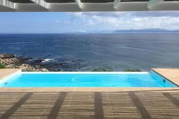 ツーリストアパートメント La Petite Baleine Oceanfront Luxury Villa