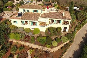 تختخواب و صبحانه Quinta Soria Moria