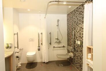 هتل Hampton By Hilton London Docklands