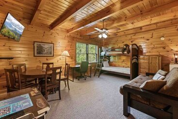 Сельский дом Rustic 3br Cabin Near Lake W/ Hot Tub!