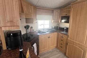 Cozy Cabin Retreat In Towyn