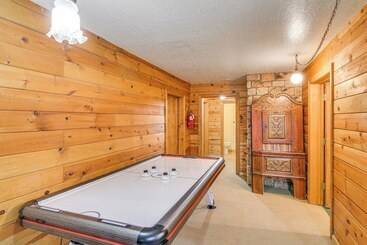 Grand Mountain Chalet W/ Hot Tub & Mountain Views