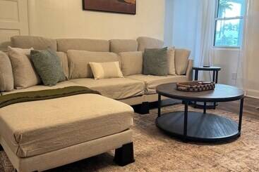 هتل Charming May Street Retreat
