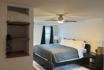 هتل Charming May Street Retreat