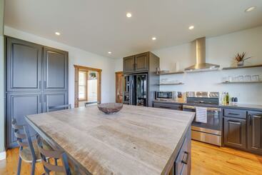 コテージ Pisgah Forest Home W/ Large Deck & Mountain Views!