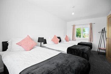 Family/contractors 3 Bed House/parking/sleeps 7 - Wolverhampton