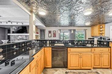 Sprawling Fort Myers Home: Pool & Screened Lanai!