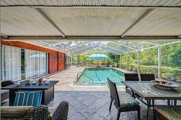 Sprawling Fort Myers Home: Pool & Screened Lanai!