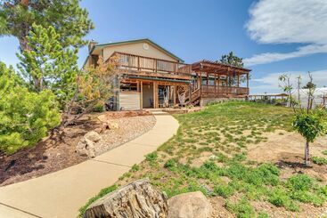 Stylish Aurora Farmhouse W/ Deck, Animals On Site!