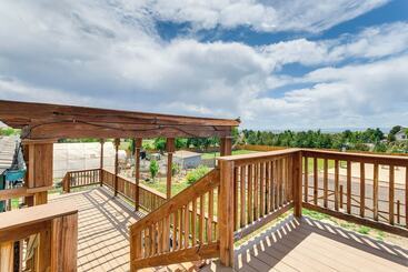 Stylish Aurora Farmhouse W/ Deck, Animals On Site!