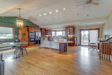 Stylish Aurora Farmhouse W/ Deck, Animals On Site!