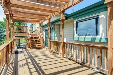 Stylish Aurora Farmhouse W/ Deck, Animals On Site!