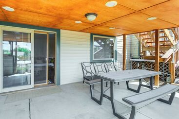Stylish Aurora Farmhouse W/ Deck, Animals On Site!