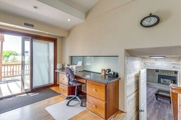 Stylish Aurora Farmhouse W/ Deck, Animals On Site!