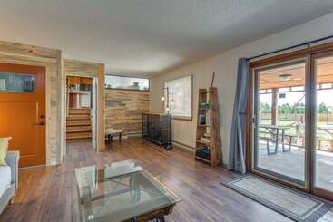 Stylish Aurora Farmhouse W/ Deck, Animals On Site!