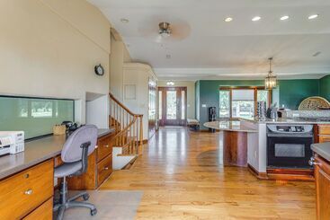Stylish Aurora Farmhouse W/ Deck, Animals On Site!