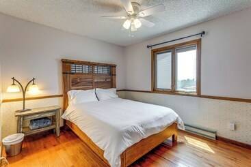 Stylish Aurora Farmhouse W/ Deck, Animals On Site!