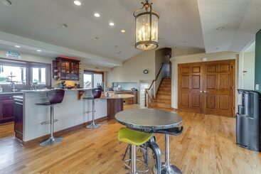 Stylish Aurora Farmhouse W/ Deck, Animals On Site!