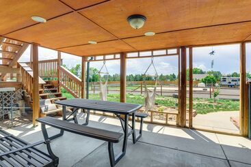 Stylish Aurora Farmhouse W/ Deck, Animals On Site!