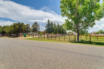 Stylish Aurora Farmhouse W/ Deck, Animals On Site!