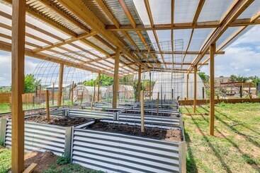 Stylish Aurora Farmhouse W/ Deck, Animals On Site!
