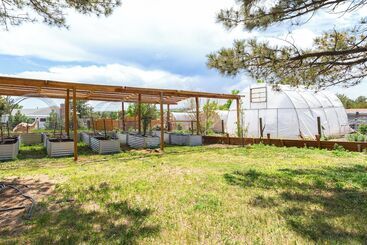Stylish Aurora Farmhouse W/ Deck, Animals On Site!