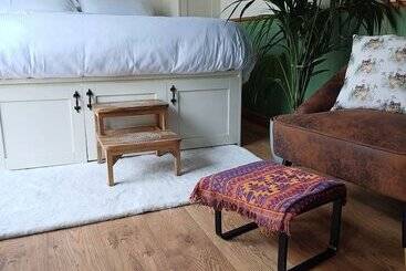 The Botanist   Luxury Cabin With Hot Tub Near York