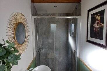 The Botanist   Luxury Cabin With Hot Tub Near York