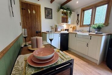 The Botanist   Luxury Cabin With Hot Tub Near York