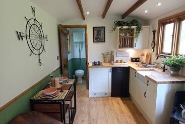 The Botanist   Luxury Cabin With Hot Tub Near York