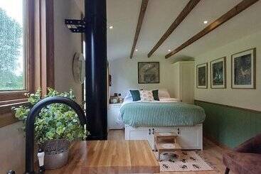 The Botanist   Luxury Cabin With Hot Tub Near York