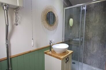 The Botanist   Luxury Cabin With Hot Tub Near York
