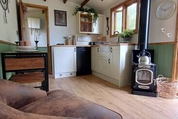 The Botanist   Luxury Cabin With Hot Tub Near York