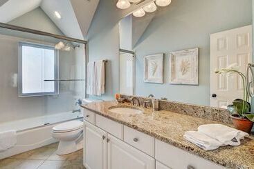 28 Beachwood West By Avantstay Close To Beach, Multiple Decks & Private Pool!