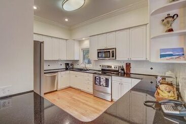 28 Beachwood West By Avantstay Close To Beach, Multiple Decks & Private Pool!