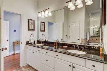 28 Beachwood West By Avantstay Close To Beach, Multiple Decks & Private Pool!