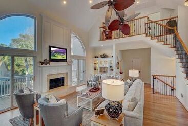28 Beachwood West By Avantstay Close To Beach, Multiple Decks & Private Pool!