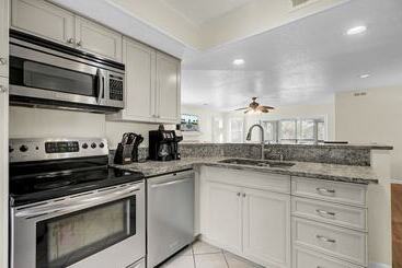 401 Yacht By Avantstay Marina View, Pool, Porch