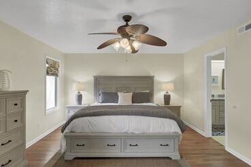 401 Yacht By Avantstay Marina View, Pool, Porch