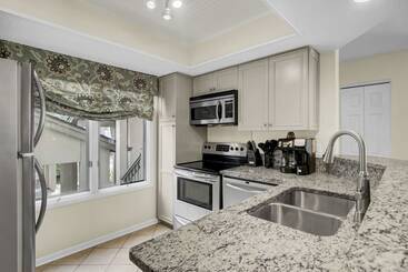 401 Yacht By Avantstay Marina View, Pool, Porch