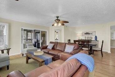 401 Yacht By Avantstay Marina View, Pool, Porch