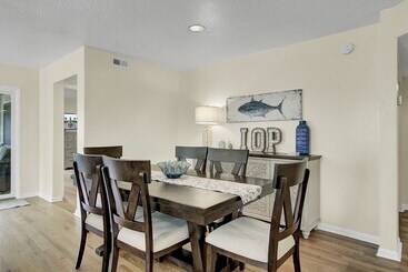 401 Yacht By Avantstay Marina View, Pool, Porch