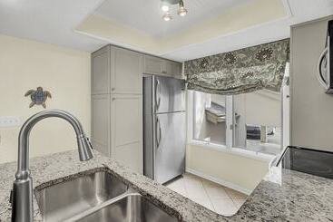 401 Yacht By Avantstay Marina View, Pool, Porch