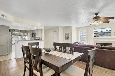 401 Yacht By Avantstay Marina View, Pool, Porch
