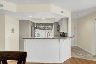 401 Yacht By Avantstay Marina View, Pool, Porch