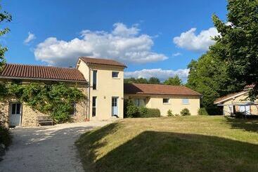 Atmospheric Gite With Large Terrace