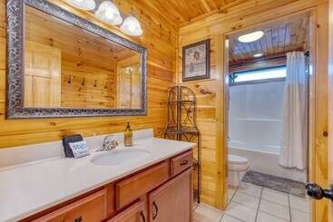 Bear Cove By Avantstay Hot Tub + Pool Table!