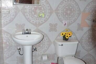 تختخواب و صبحانه Hostal Mary & Rafe
