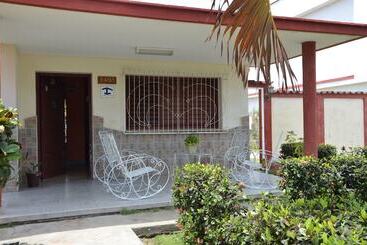 تختخواب و صبحانه Hostal Mary & Rafe