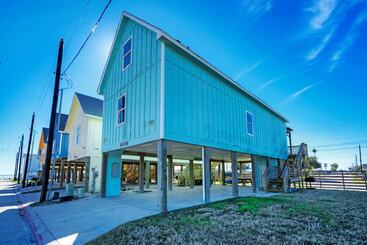 Shared Pool W/ Bay Views, Boat Dock Fishing Big Slough By Avantstay